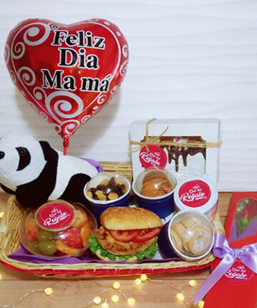 Desayuno en cesta con peluche y caja de rosa
