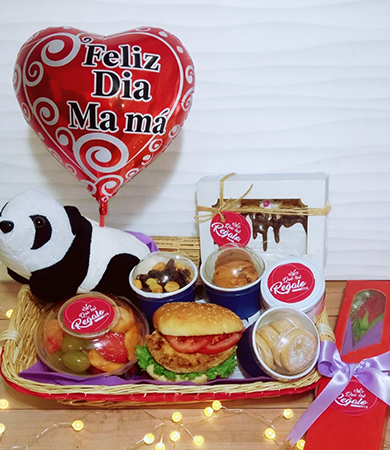 Desayuno en cesta con peluche y caja de rosa